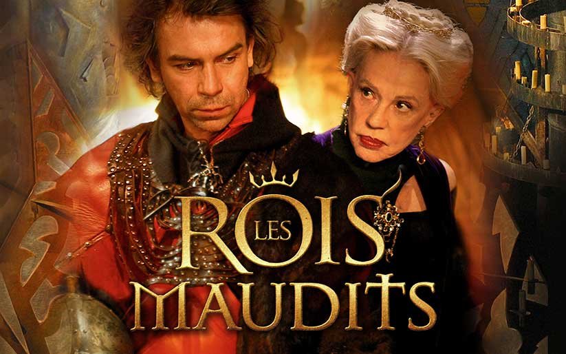 Le directeur de publication derrière son bureau